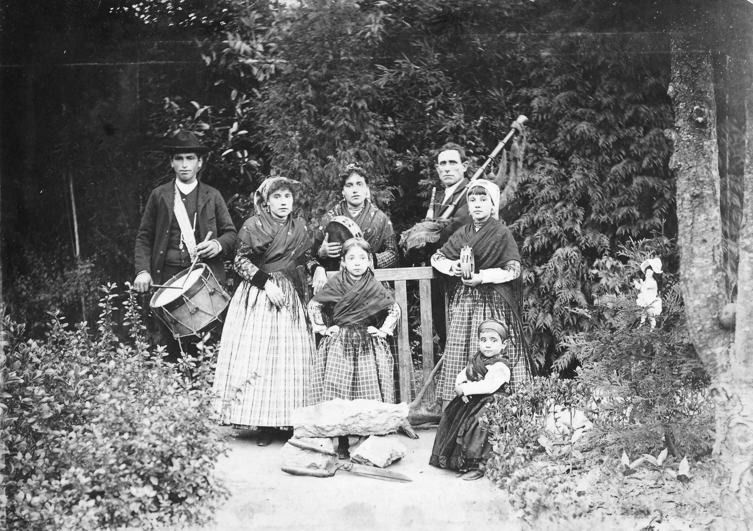 Gaitero, tamborilero y niñas con panderetas, h. 1895
